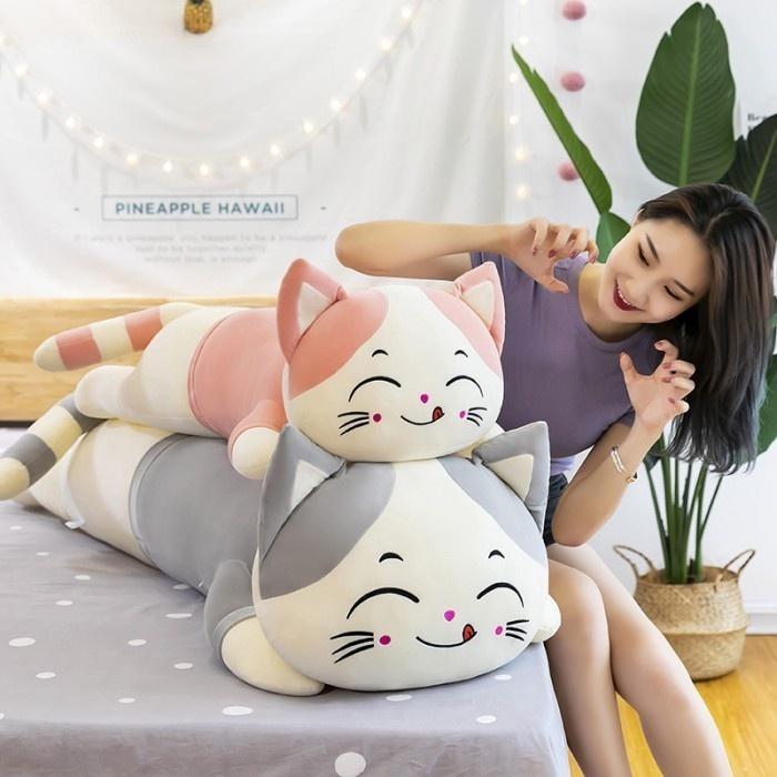 Miniso Toys - Boneka Guling Kucing Lying 90Cm Bahan Yelvo Boneka Guling