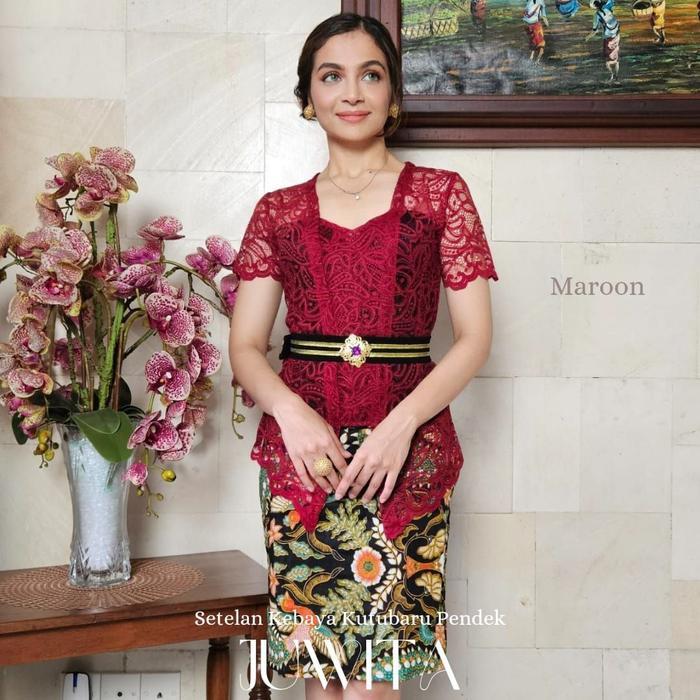 Setelan Kebaya Brokat Bali Juwita Dan Rok Katun Pendek Batik Kebaya Bali Modern