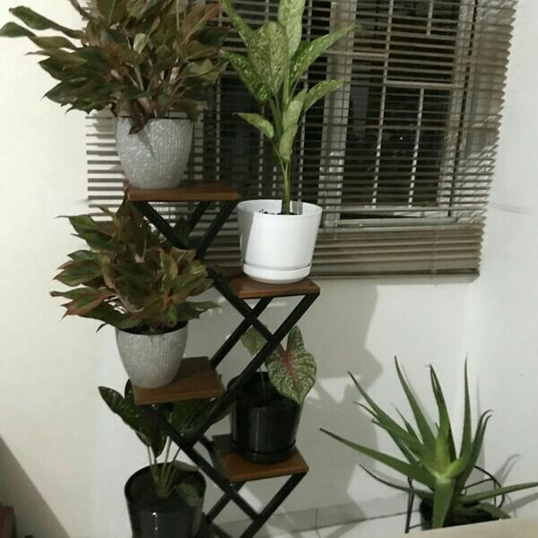 Rak Bunga 4 susun New Besi Holo Alas kayu - Rak bunga tanaman