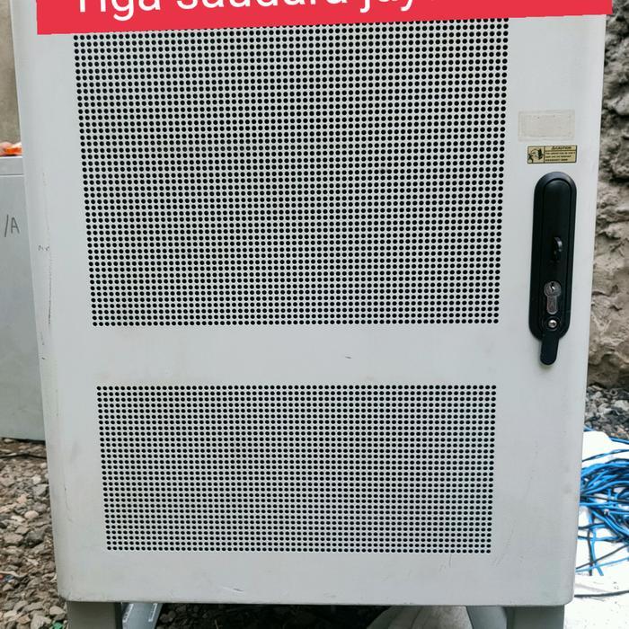 Rak server TMC 11 untuk GPON OLT dan Rak inverter PLTS