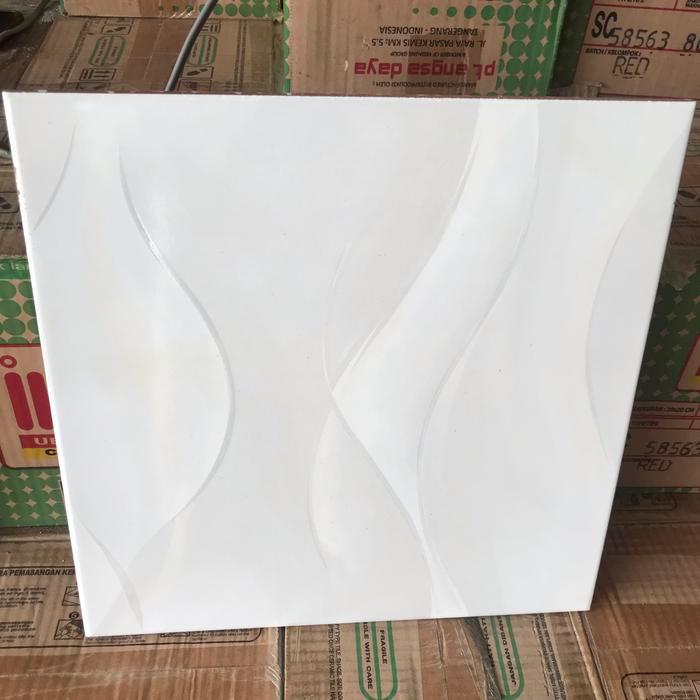 Keramik lantai 30x30 putih motif carara/ keramik teras/ keramik putih