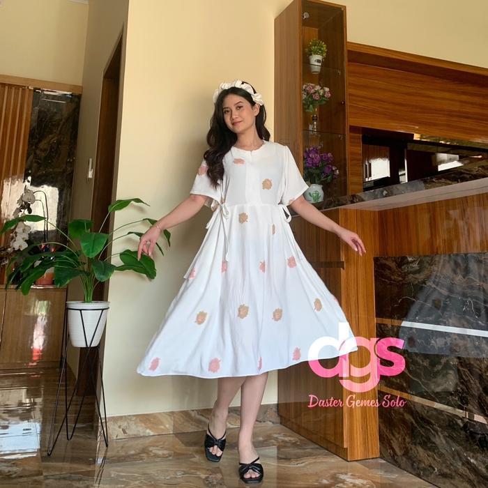 TERLARIS DASTER MAUDY DRESS POMPOM CRINKLE AIRFLOW TALI RESLETING DEPAN MOTIF PLUI REMPEL FLARE