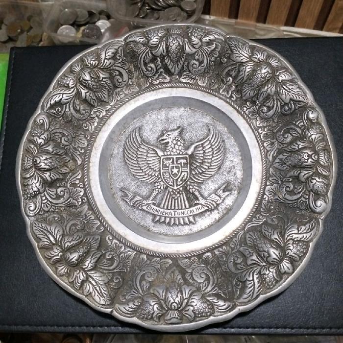 Piring Pajangan Ukiran Lambang Garuda Pancasila Bahan Aluminium Antik Dengan Desain Elegan Dan