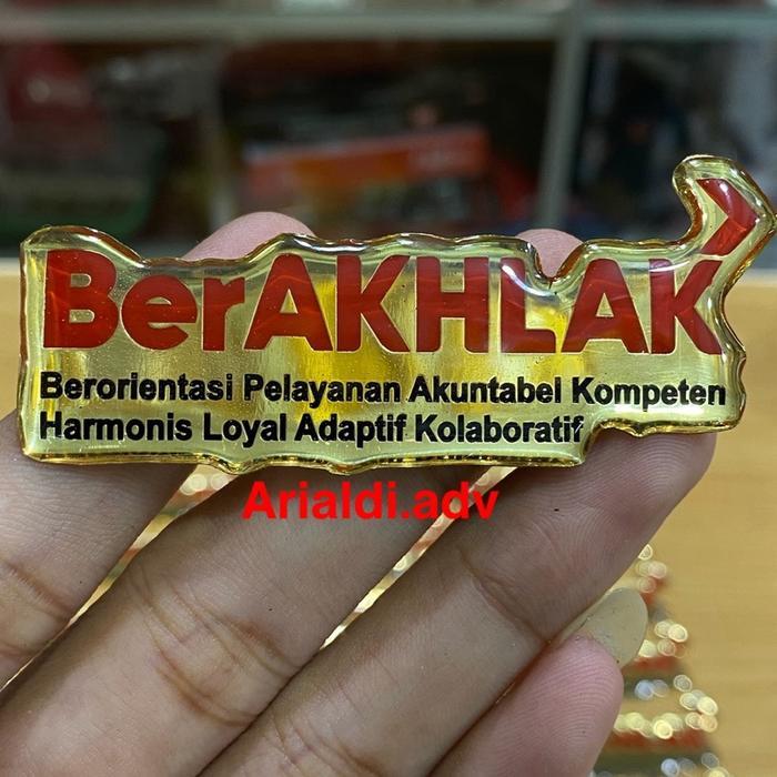 Pin BerAKHLAK asn kuningan dilapis resin magnet pin berakhlak kuningan dilapis resin magnet