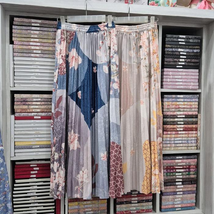 RANIA ROK plisket motif promo