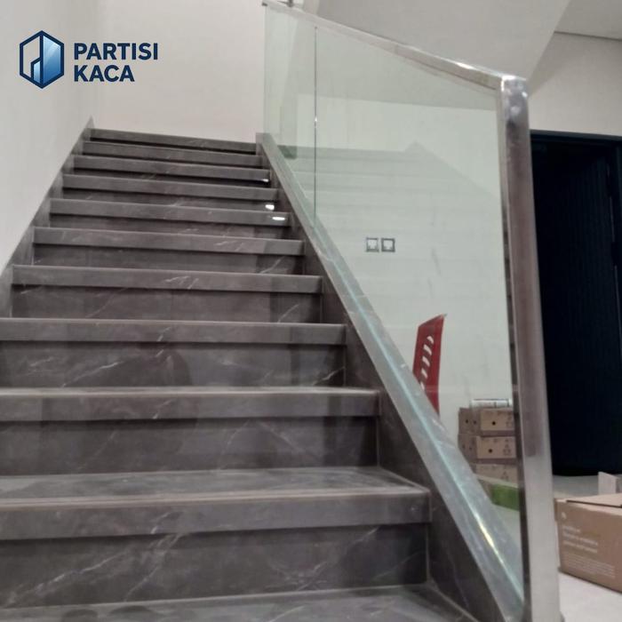 PARTISI KACA Railing Tangga Kaca Tempered 12 mm dengan Hand Railing Stainless Steel untuk Desain