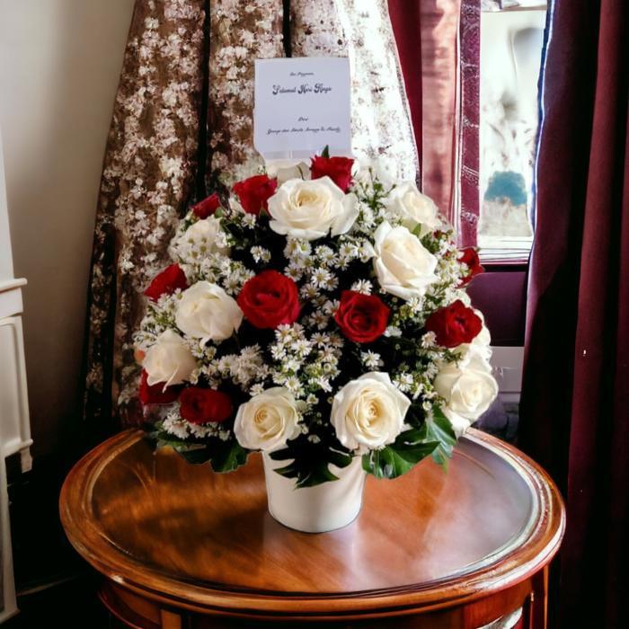 Rangkaian bunga mawar bunga mix mawar putih dan bunga mawar merah dengan vas keramik