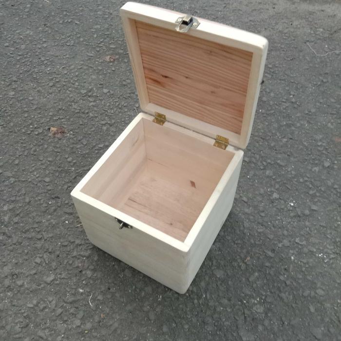 Kotak kayu / Wooden Box dengan Kuncian Pengait / gembok