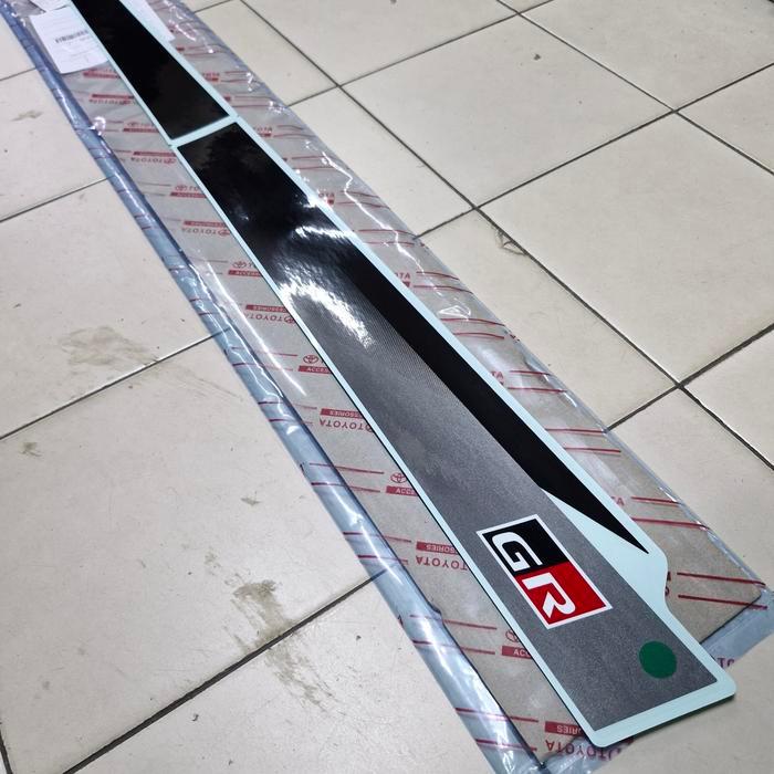 Stiker Gr Sticker Body Pintu Kiri Hitam Toyota Raize Gr Sport Genuine Accessories original asli ori