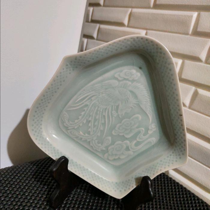 Piring celadon segi lima antik