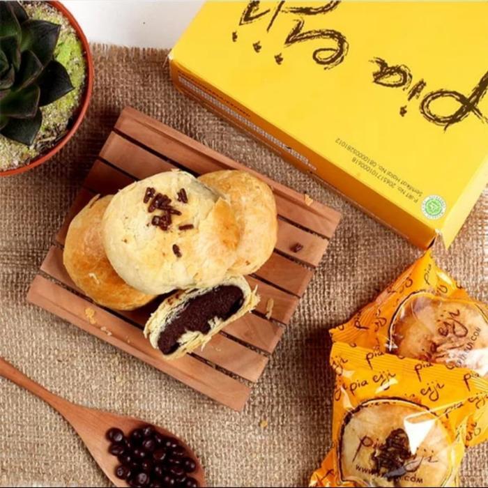 Pia Eiji khas Bali isi 8 pcs - COKLAT