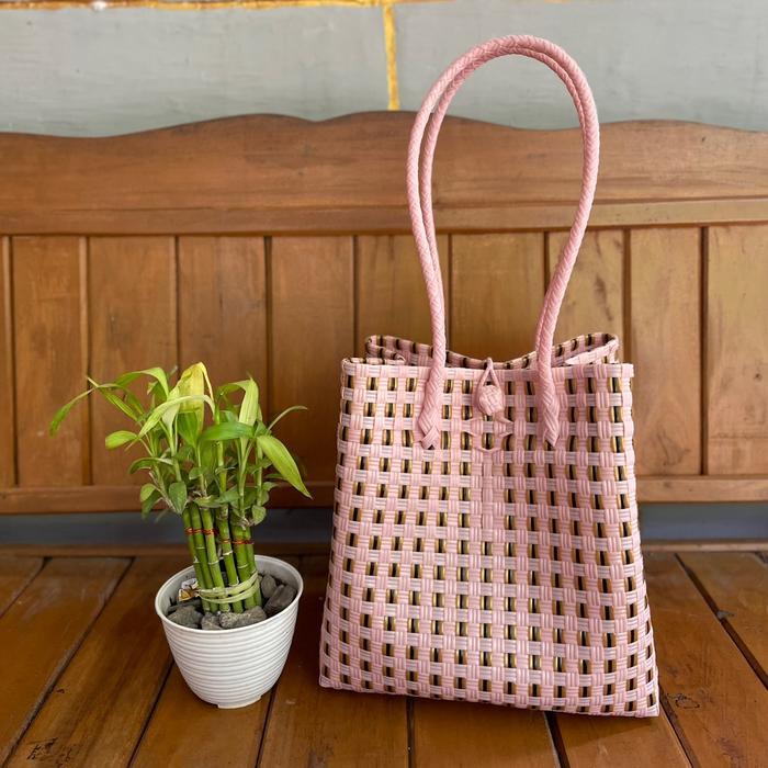 [INCLUDE AKSESORIS] Tas tote anyaman plastik Motif Pink Premium Ready Stok tas wanita