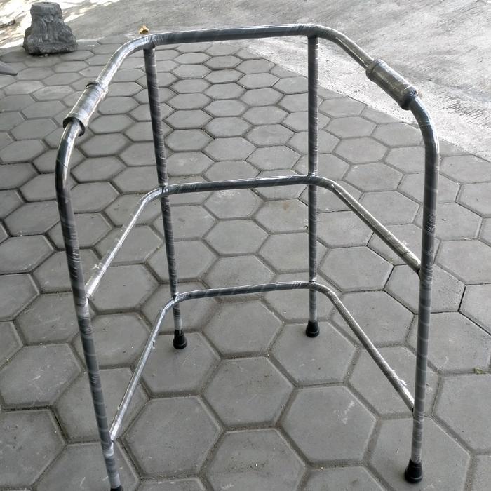 Walker Besi Kaki 4 Alat Bantu Jalan Tbk