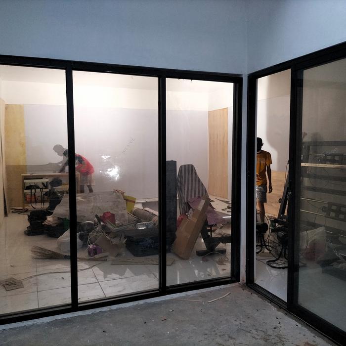 pintu geser alumunium kaca dan partisi