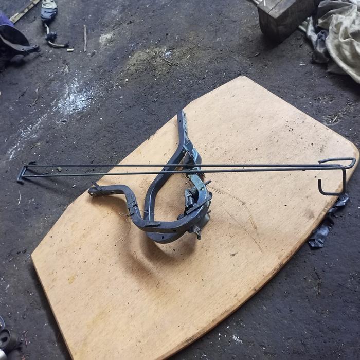 engsel bagasi dudukan besi penahan bagasi belakang Mazda 323 Familia Lantis