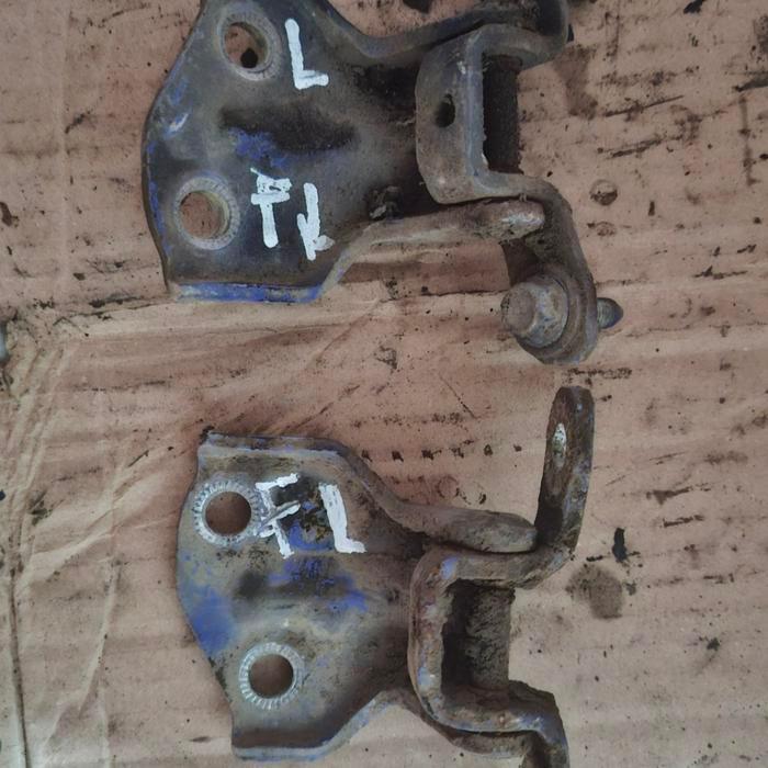 engsel pintu dudukan pintu depan kiri hyundai accent hyundai bimantara cakra