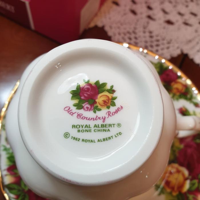 ROYAL ALBERT - OLD COUNTRY ROSES TEA CUP SAUCER