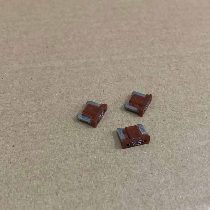 Sekring Tancap Kecil Kaki Samping 7,5 Ampere