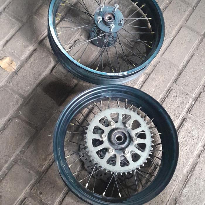 Velg custom motor tapak lebar