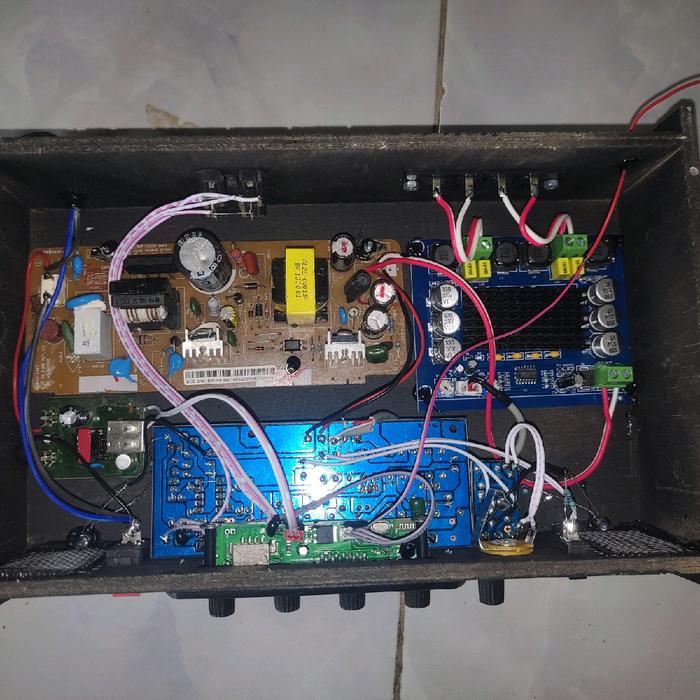 Power Amplifier 2 Way Subwoofer BT Ampli 300 Watt Dengan Fitur Karaoke & Speaker 12 Inch untuk