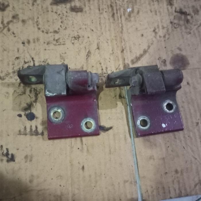 engsel pintu dudukan pintu belakang kiri Peugeot 306
