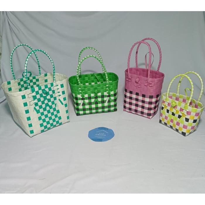 TAS ANYAMAN SOUVENIR PLASTIK HAND BAG HAMPERS KERANJANG ANYAM RINJING HAJATAN BELANJA UNIK AESTHETIC