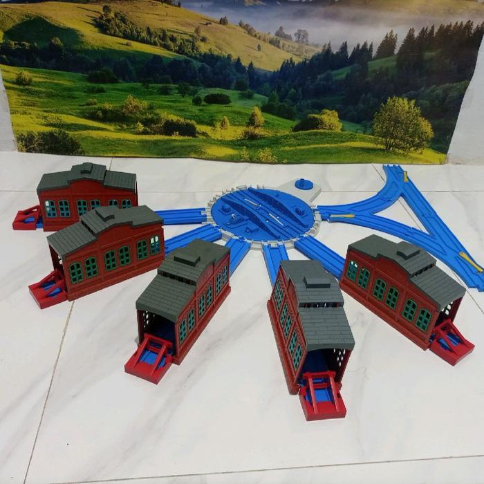 TOMY - PLARAIL THOMAS ENGINE SHEDS & LARGE TURNTABLE SET