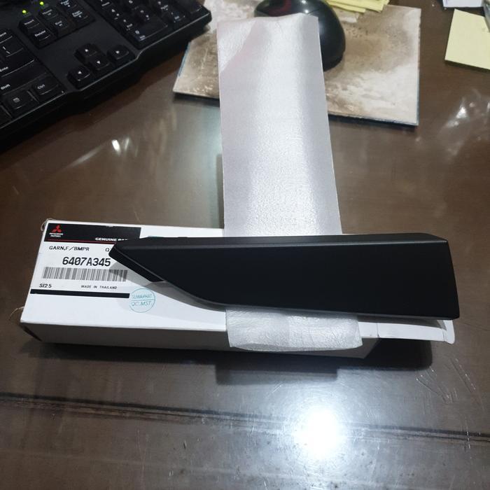 Garnish List Bumper Depan Bawah Kiri Triton Hdx 2022 6407A345