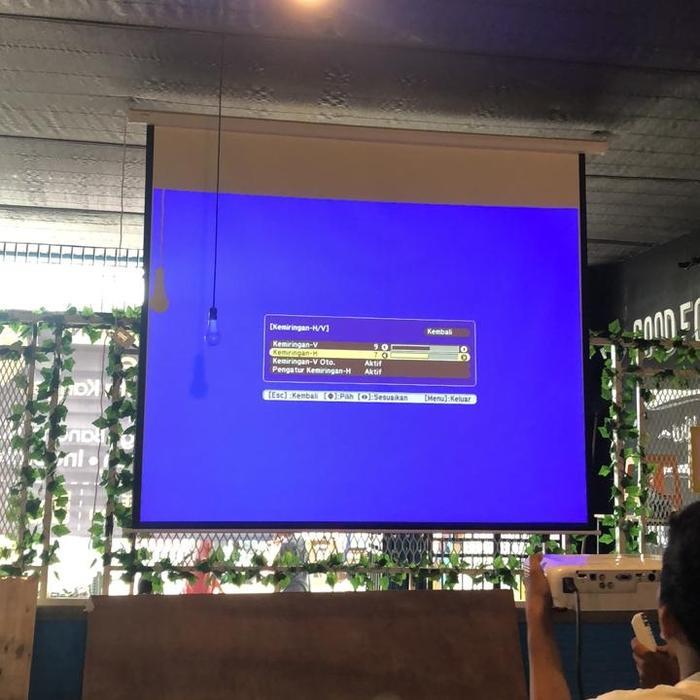 LAYAR PROYEKTOR MANUAL 70 INCH