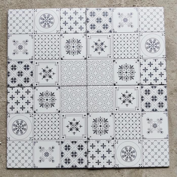 Keramik 40x40 motif batik (timbul-kasar)/ keramik lantai kamar mandi