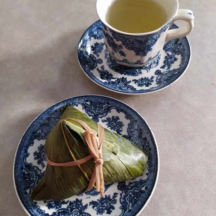 Bacang babi (pork, jamur, walnut, ebi, kacang)