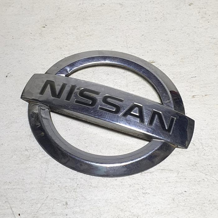 EMBLEM LOGO GRILL BUMPER DEPAN NISSAN GRAND LIVINA X-GEAR 62890-1U600