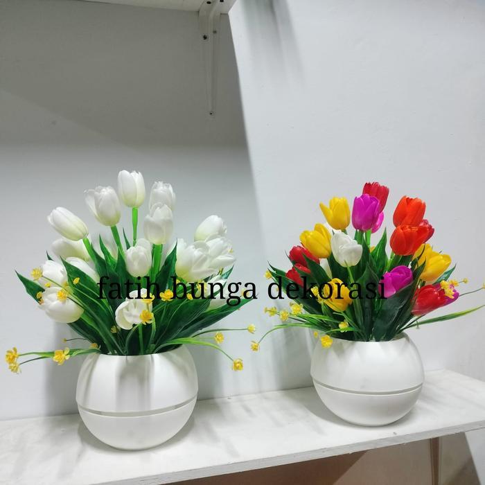 Dekorasi Meja Hias Putih: Isi 24 Kuntum Bunga Tulip Pot Bulat Dengan Tambahan Rumput