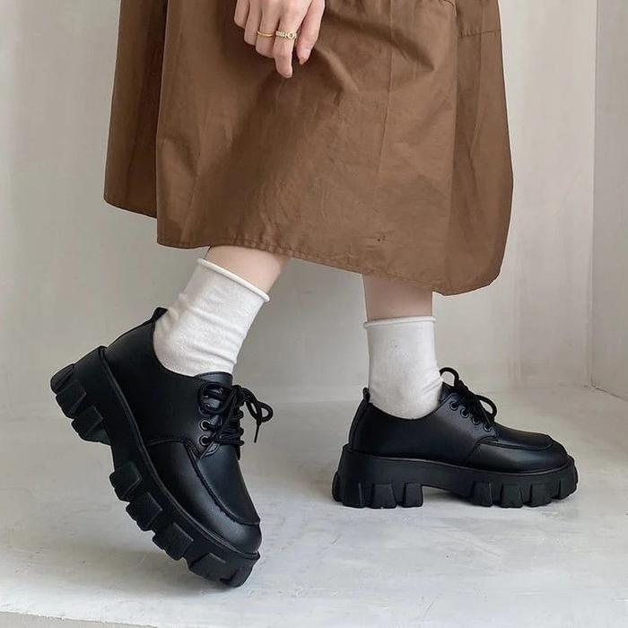 Aerostreet - Sepatu Boots Hitam Wanita Korea Docmart Sneakers Lolita Mary Jane Kasual Glosy