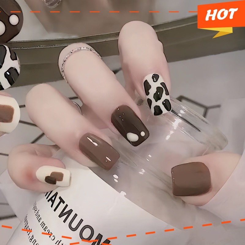 Kuku Palsu Pendek Glossy Motif Sapi Black and White Simple