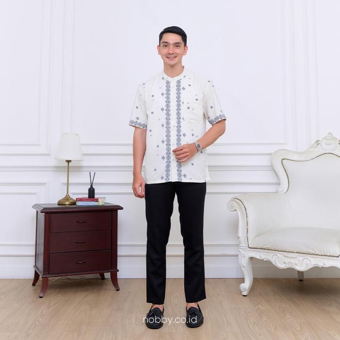 Nobby Elmara RSM Kemeja Koko Pria Kerah Sanghai Dengan Monogram Nobby Bahan Polly Dobby
