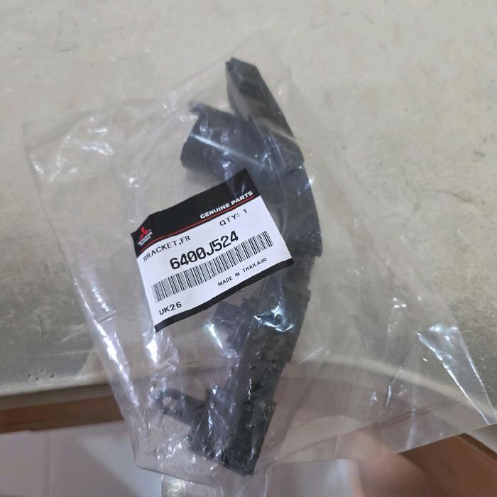 Bracket Breket Bumper Depan Kanan Pajero Sport 2021-2025 6400J524