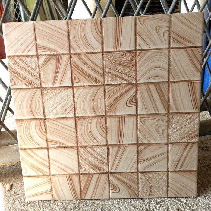 KERAMIK LANTAI TERAS 40X40 KASAR TIMBUL KOTAK- KERAMIK LANTAI GARASI