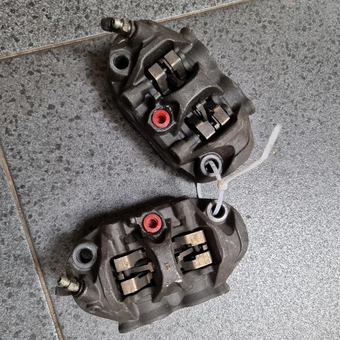 Kaliper Tokico 4 piston 4 piston sepasang kiri kanan model radial