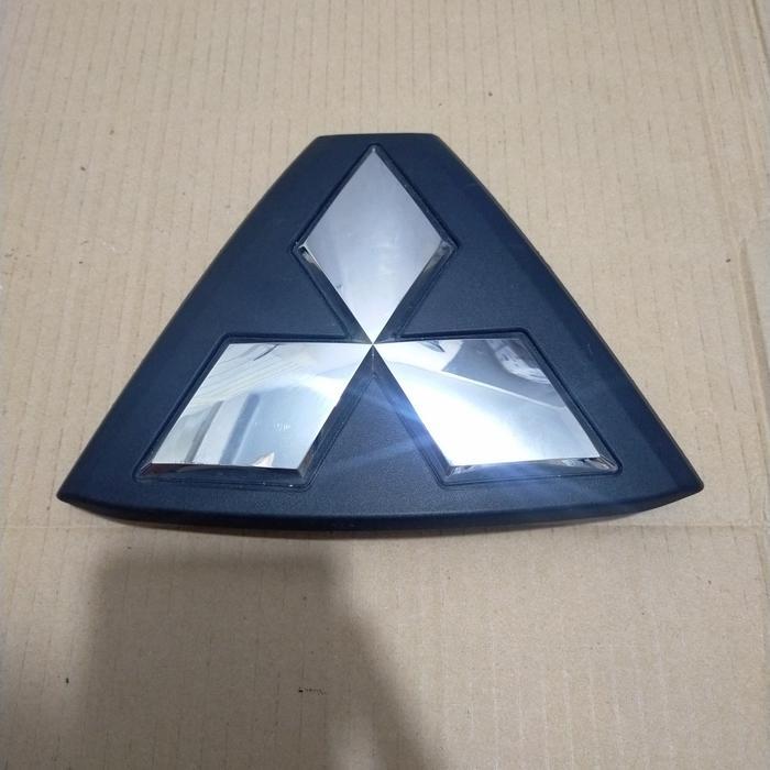 logo tiga berlian emblem grill depan Pajero sport 2021 original