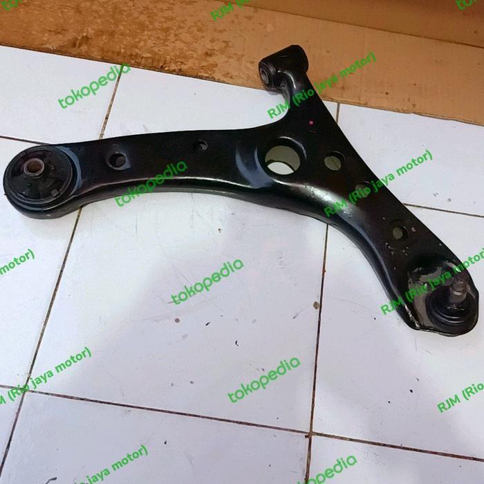 LOW ARM LOWER ARM SAYAP BUSHING DEPAN TOYOTA NAV1 NOAH VOXY KANAN