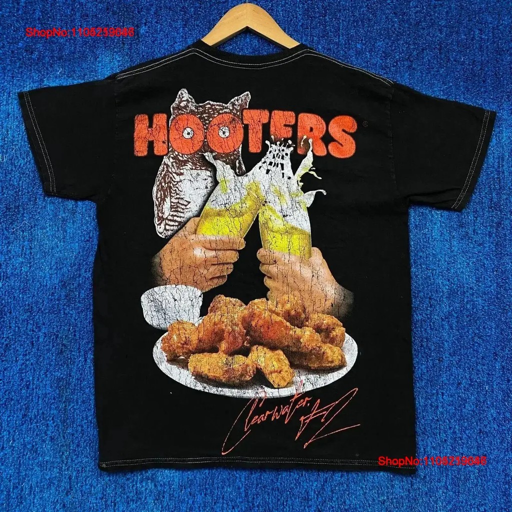 Hooters Clearwater Wings Beers Sport Bar Promotional T Shirt M vintage Washed Top For Everyday Wear