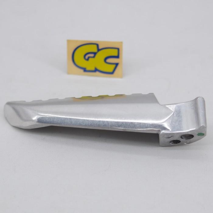 STEP PIJAKAN KAKI BELAKANG KANAN / FOOT STEP YAMAHA NMAX, XMAX ORI