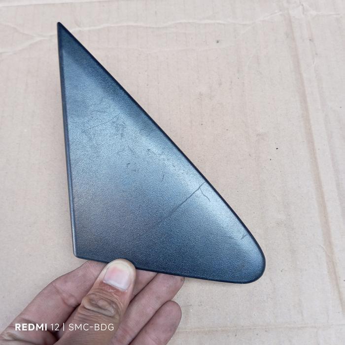 Cover segitiga tutup fender/sambungan spion depan kanan RH Nissan grand livina L10