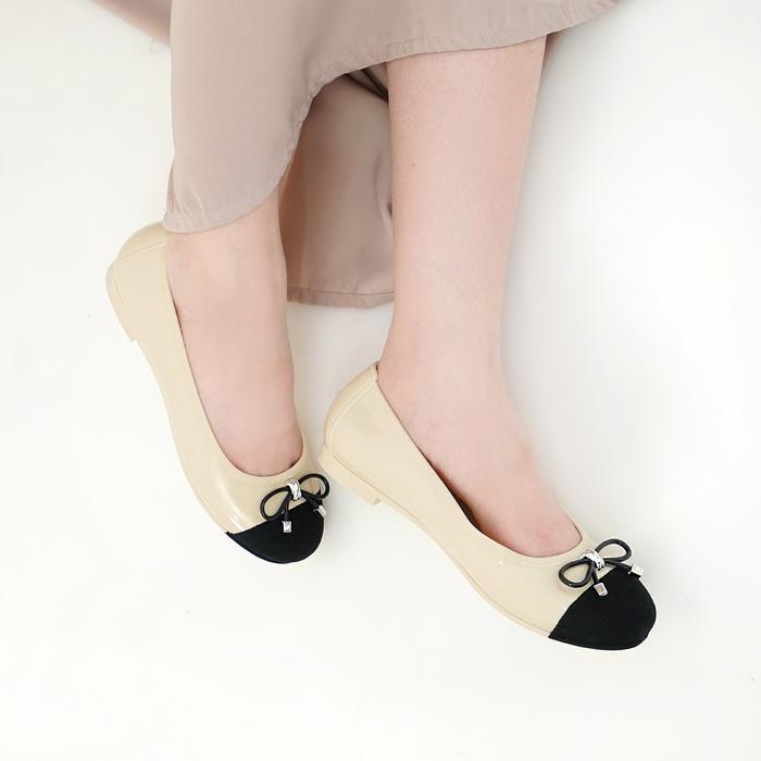 Berrybenka - LISA - Flatshoes Wanita Sepatu Kerja Sepatu Kampus Jelly Shoes Beige