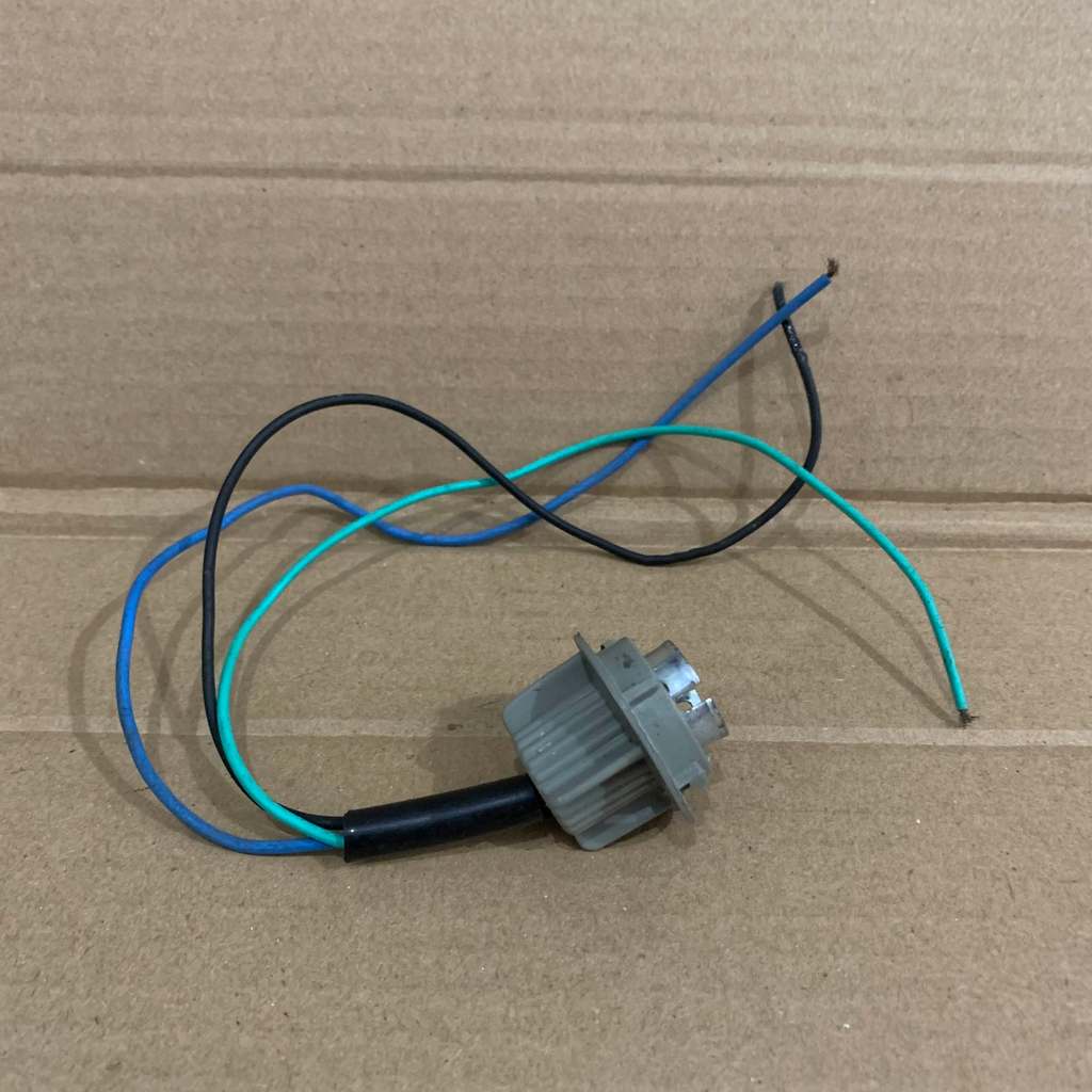 Soket  Fiting Double Kabel Tiga Lampu Mobil
