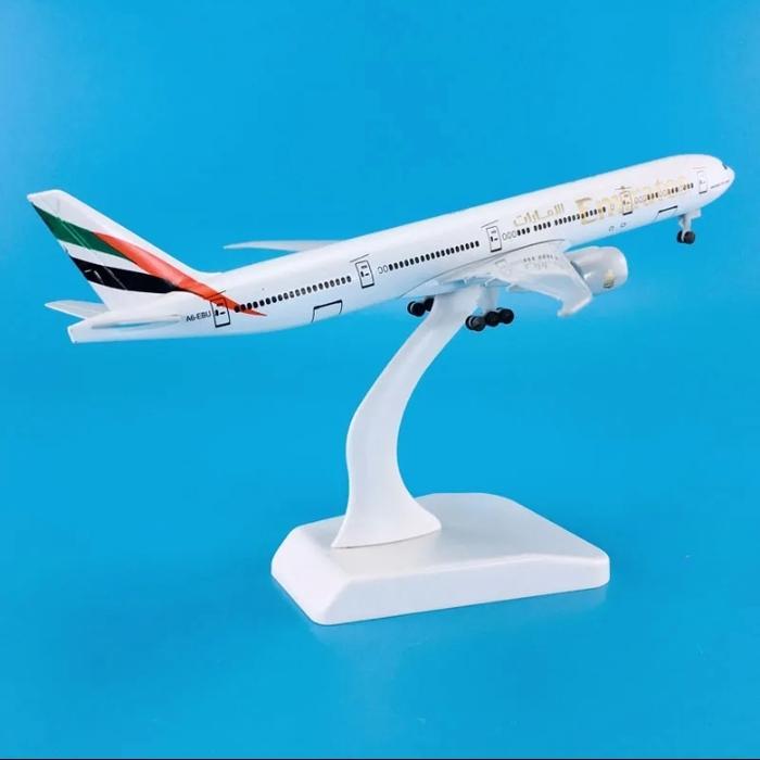 Miniatur Diecase Pesawat Emirates Panjang 20 Cm Ada Roda B777