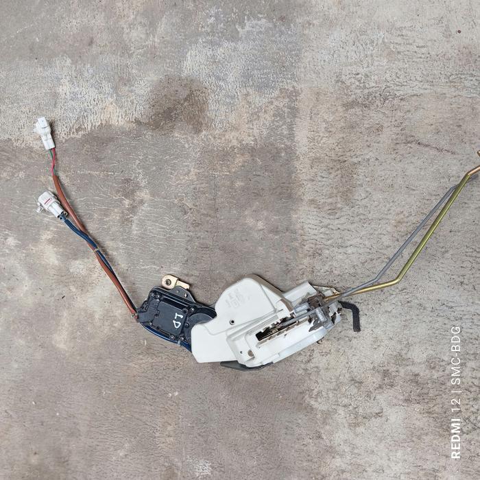 Doorlock plus actuator pintu Depan kiri L Baleno next G / Aerio ori