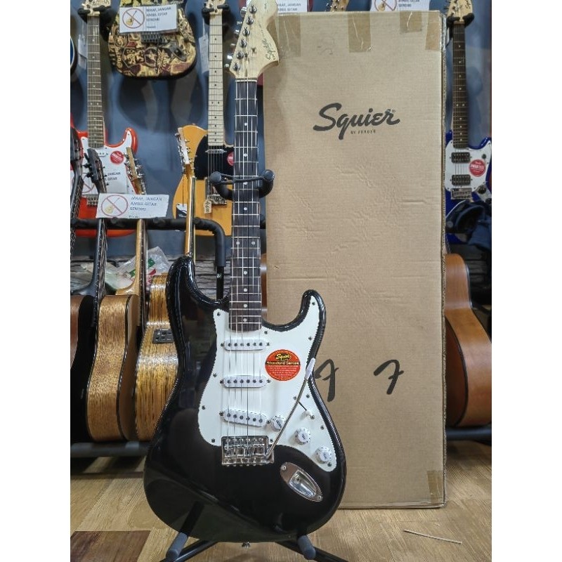 Gitar Squier Affinity Stratocaster original blackie