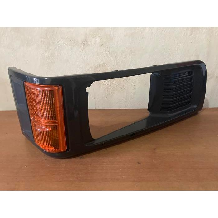 Garnish Grill Grille Cover Frame Ring Lampu Depan Kanan RH Zebra S89 1.3 1300cc 81730-87518-000 DAIH